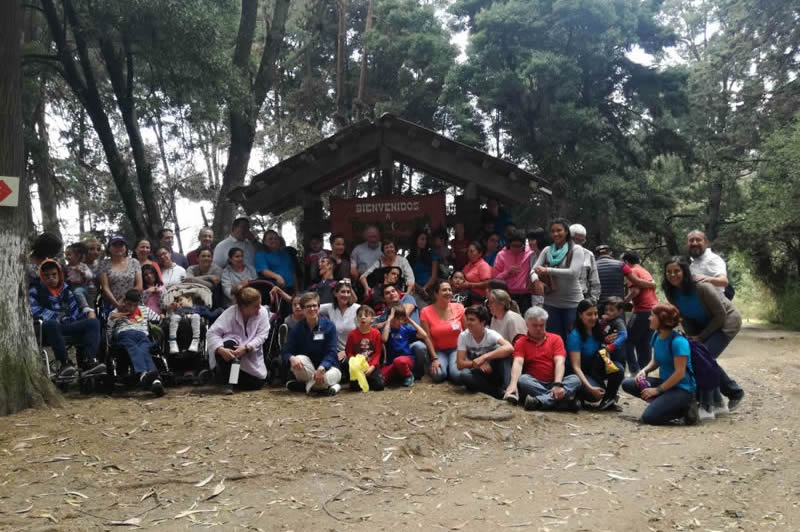 familiares y alumnos en campamento Tomacoco